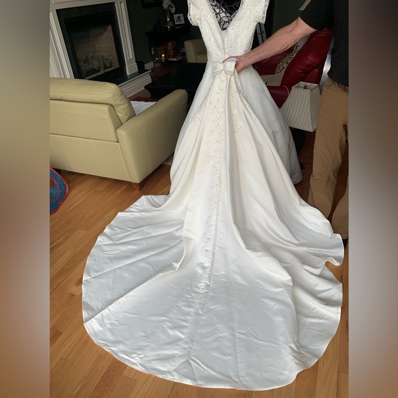 Off white bridal gown, never altered with matching tiara and matching veil. - Picture 2 of 12